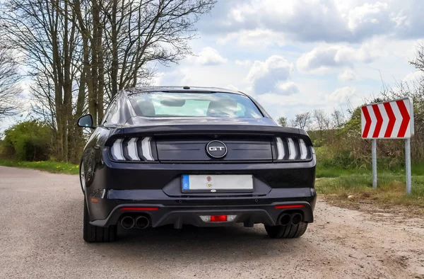 Kiel Niemcy 2022 Widok Tyłu Czarny Ford Mustang Model 2018 — Zdjęcie stockowe