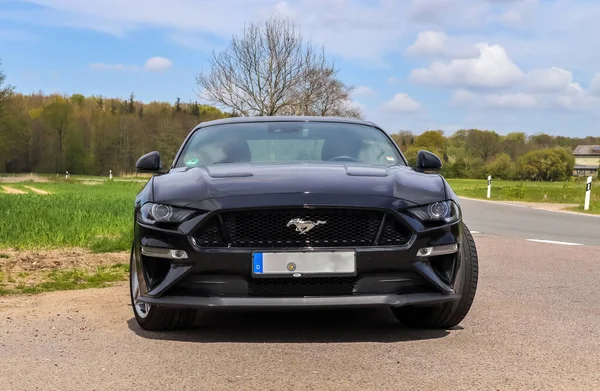 Kiel Duitsland April 2022 Vooraanzicht Een Zwarte Ford Mustang Model — Stockfoto