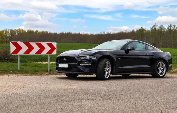 Kiel Niemcy 2022 Widok Boku Czarny Ford Mustang Model 2018 — Zdjęcie stockowe