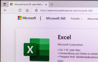 Hamburg, Almanya - 06. Mayıs 2022: Microsoft Excel ürününün ana sayfasının bir LCD monitör paneline kapatılması