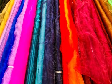 Kumaş pazarında farklı renklerde kumaş ve kumaş örnekleri bulundu..