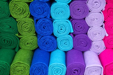 Kumaş pazarında farklı renklerde kumaş ve kumaş örnekleri bulundu..