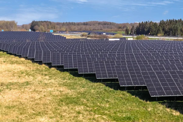 Generating Clean Energy Solar Modules Big Park Close Highway Northern — Stockfoto