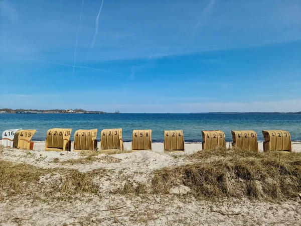 Καρέκλες Παραλίας Μια Ηλιόλουστη Καλοκαιρινή Μέρα Στην Παραλία Της Βαλτικής — Φωτογραφία Αρχείου