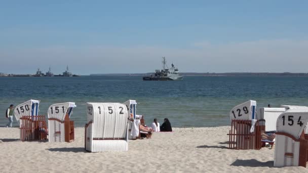 2022年4月30日 ドイツ海軍の鉱山船が晴れた日に海水浴場の前に入港 — ストック動画