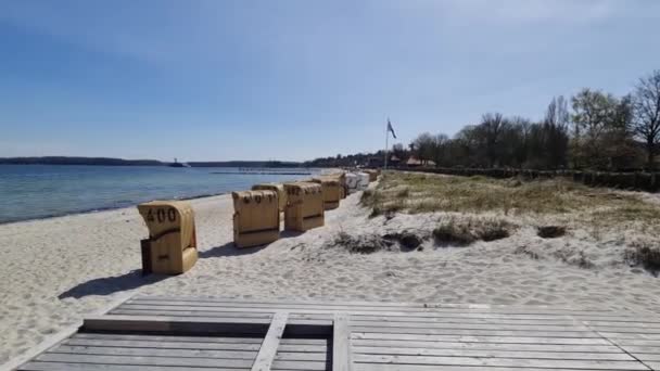 Een Zomerse Dag Het Strand Aan Oostzee Eckernfoerde Met Strandstoelen — Stockvideo