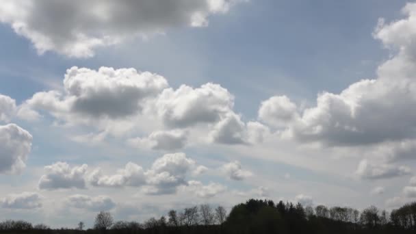 Caducidad Temporal Las Formaciones Esponjosas Nubes Blancas Que Forman Cielo — Vídeo de stock