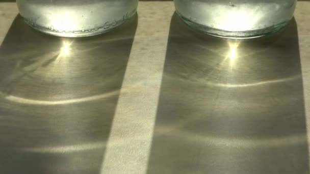 ゆっくりと動く影と因果的な光の効果を持つ飲料ガラスの時間経過 — ストック動画