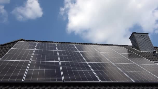 Time Lapse Clouds Reflecting Solar Panels Producing Clean Energy Roof — Vídeo de stock
