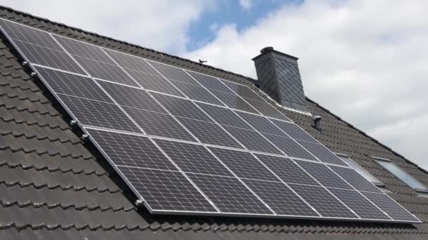 Time Lapse Clouds Reflecting Solar Panels Producing Clean Energy Roof — Vídeo de stock