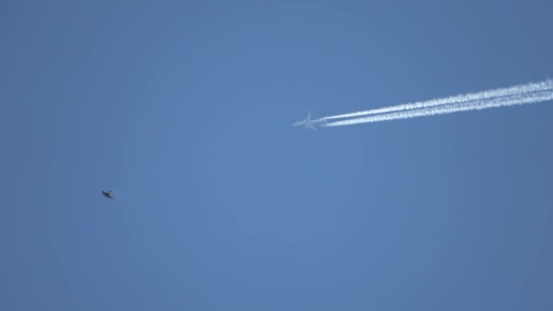 Samolot Odrzutowy Lecący Wysoko Niebie Pozostawia Smugi Czystym Błękitnym Niebie — Wideo stockowe