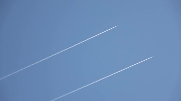 Two Military Jets Airliner Flying High Sky Leaving Contrails Clear — Wideo stockowe