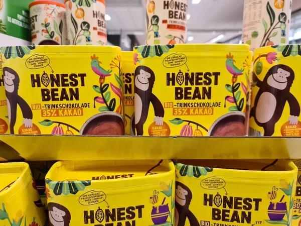 Kiel, Almanya - 13. Mayıs 2022: Dürüst Fasulye markasının çikolatalarından içen sarı kutular