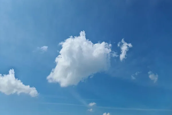 Schöne Flauschig Weiße Wolkenformationen Einem Tiefblauen Sommerhimmel — Stockfoto