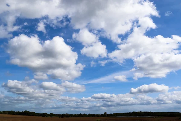 Vackra Fluffiga Vita Moln Formationer Djup Blå Sommarhimmel — Stockfoto