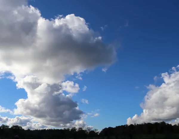 Vackra Fluffiga Vita Moln Formationer Djup Blå Sommarhimmel — Stockfoto