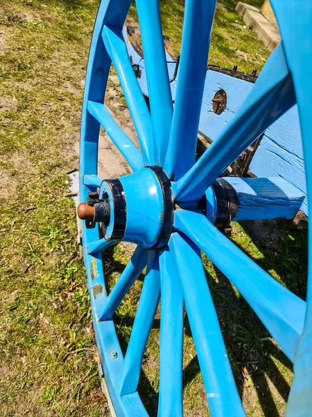 Una Vieja Rueda Carro Madera Pintura Azul — Foto de Stock