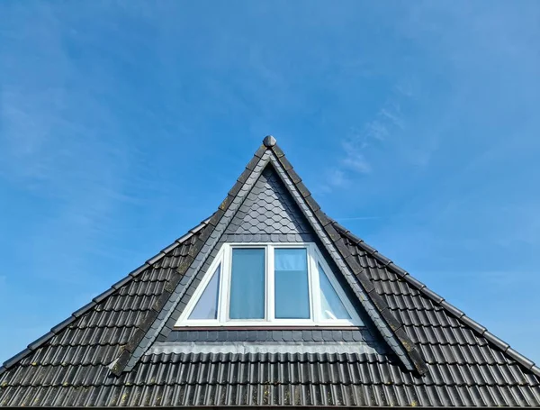 Okno Dachowe Stylu Velux Czarnymi Dachówkami Tle Błękitnego Nieba — Zdjęcie stockowe