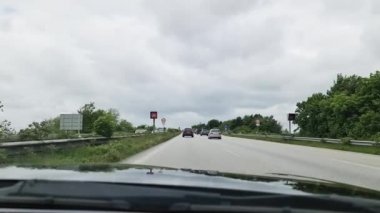 Kiel, Almanya - 28. Mayıs 2022: Hamburg ve Kiel arasındaki Alman otoyolu A7 'de siyah bir spor arabasından ön pencere manzarası