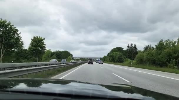 德国基尔 28岁 2022年5月 德国汉堡和基尔之间的A7高速公路上 从一条黑色的跑车上俯瞰前窗 — 图库视频影像