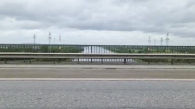 Kuzey Baltık Kanal Köprüsü 'nden Almanya' da A7 otobanına giden bir arabanın yan camı..