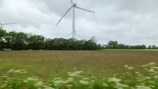 Utsikt Från Bil Rörelse Med Stora Vindkraftverk Stor Vindpark Norra — Stockvideo