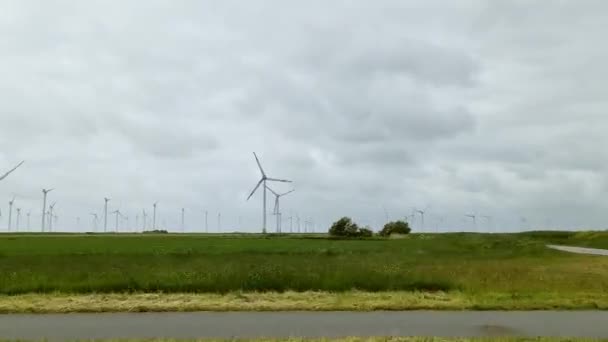 Utsikt Från Bil Rörelse Med Stora Vindkraftverk Stor Vindpark Norra — Stockvideo