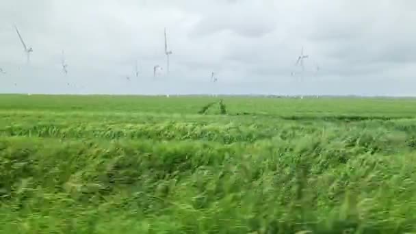 Vista Carro Movimento Grandes Turbinas Eólicas Grande Parque Eólico Norte — Vídeo de Stock