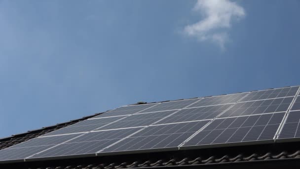Lapso Tiempo Los Paneles Solares Que Producen Energía Limpia Techo — Vídeos de Stock