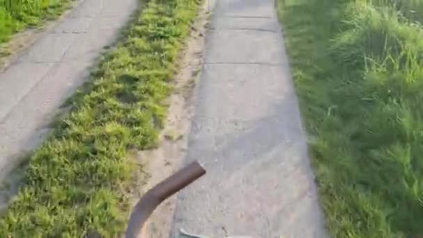 Altında Asfalt Yol Olan Hareket Eden Bir Bisikletin Direksiyon Simidine — Stok video