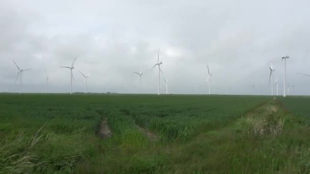 Panoramautsikt Över Alternativa Energivindkraftverk Vindpark Med Molnig Himmel — Stockvideo