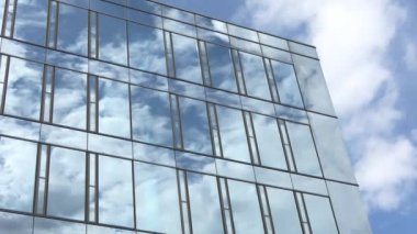 Bir ofis binasının cam cephesinden yansıyan bulutlarla dolu mavi bir gökyüzünün zaman akışı.