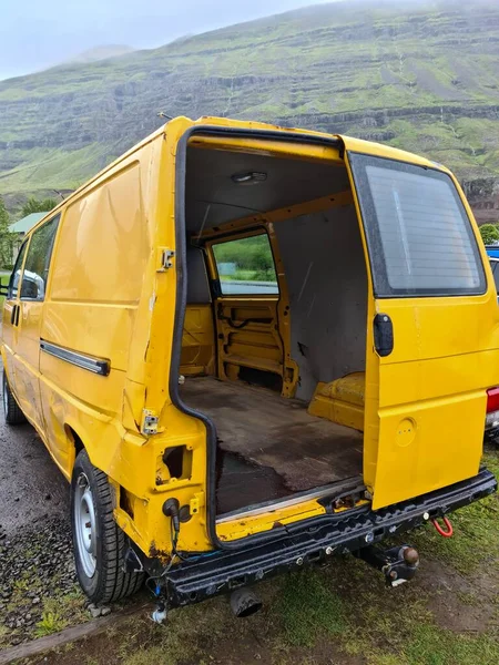 Żółty Porzucony Samochód Transportowy Brakującymi Drzwiami Tyłu — Zdjęcie stockowe