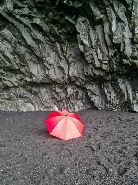 Guarda Chuva Vermelho Solitário Nas Infinitas Praias Negras Islândia Frente — Fotografia de Stock