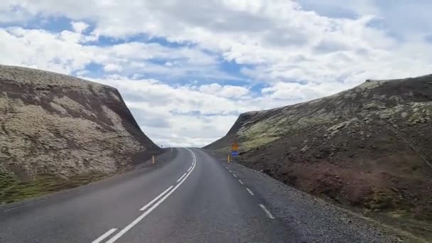 从一辆移动的汽车上俯瞰冰岛的高山 山谷和河流 — 图库视频影像
