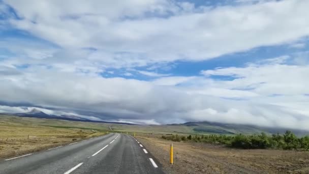 移動中の車から山 川とアイスランドの風景の眺め — ストック動画