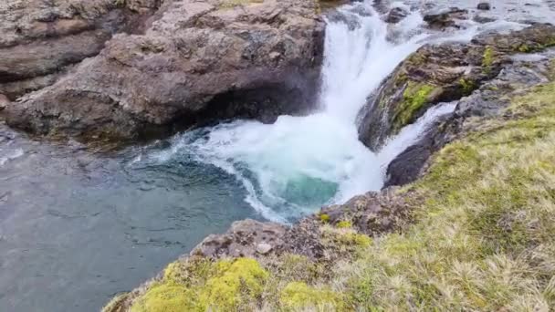Cachoeira Fantástica Paisagem Islândia Com Rochas Grama — Vídeo de Stock