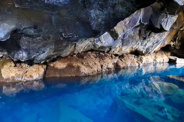 Вид Пещеру Грьотагья Лава Чистой Голубой Водой — стоковое фото