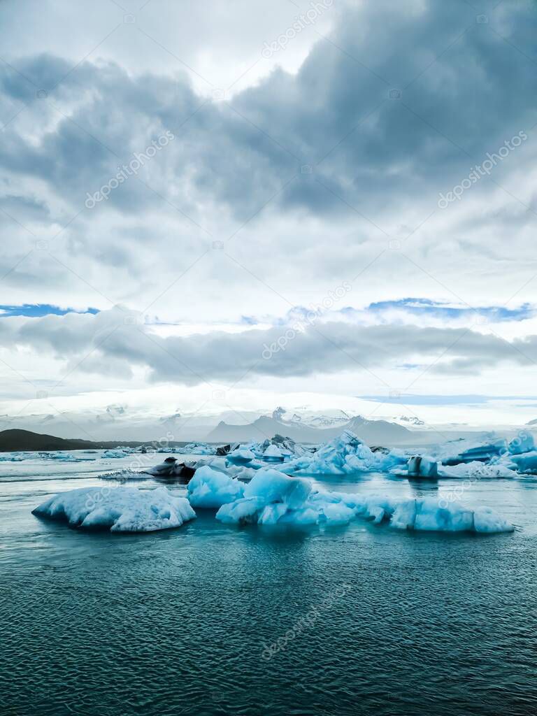 Iceland, Jokulsarlon Lagoon, Turquoise icebergs floating in Glacier Lagoon on Iceland