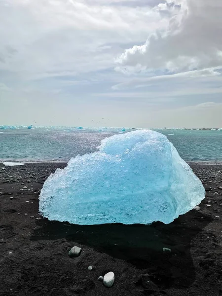Zlanda Elmas Plajı Mavi Buzdağları Eriyor Siyah Kum Buzlar Güneş — Stok fotoğraf