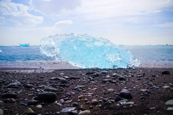 Zlanda Elmas Plajı Mavi Buzdağları Eriyor Siyah Kum Buzlar Güneş — Stok fotoğraf