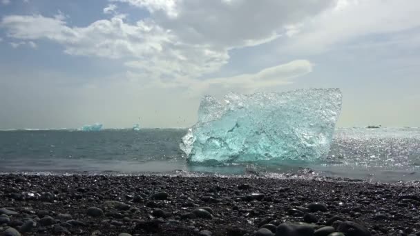 Diamond Beach Islandii Niebieskimi Górami Lodowymi Topniejącymi Czarnym Piasku Lodowym — Wideo stockowe