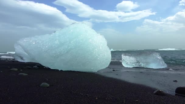 Diamond Beach Ijsland Met Blauwe Ijsbergen Smeltend Zwart Zand Ijs — Stockvideo