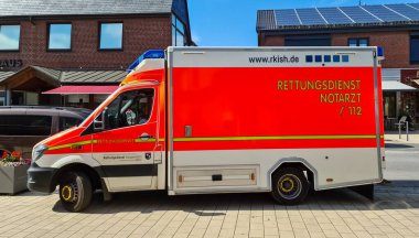 Bordesholm, Almanya - 1. Temmuz 2022: Bordesholm 'un merkezine bir Alman ambulansı park etti