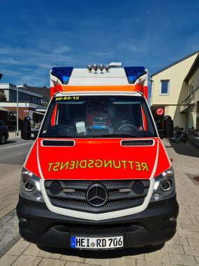 Bordesholm, Almanya - 1. Temmuz 2022: Bordesholm 'un merkezine bir Alman ambulansı park etti