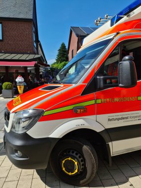 Bordesholm, Almanya - 1. Temmuz 2022: Bordesholm 'un merkezine bir Alman ambulansı park etti