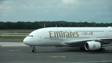 Hamburg, Almanya - 09.Haziran 2022: Kalkış ve inişler sırasında Hamburg havaalanı pistinde uçak