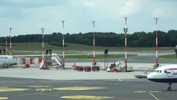 Hamburg Almanya Haziran 2022 Kalkış Inişler Sırasında Hamburg Havaalanı Pistinde — Stok video
