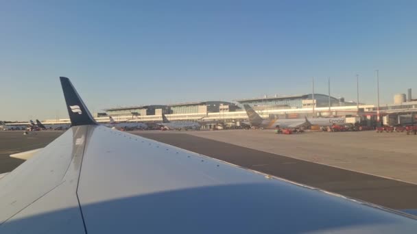 Гамбург Германия June 2022 Aircraft Tarmac Hamburg Airport Takeoffs Landings — стоковое видео
