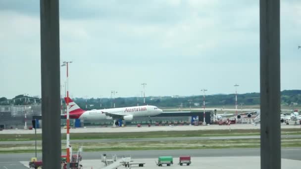 德国汉堡 2022年6月9日 飞机起飞和着陆时降落在汉堡机场跑道上 — 图库视频影像